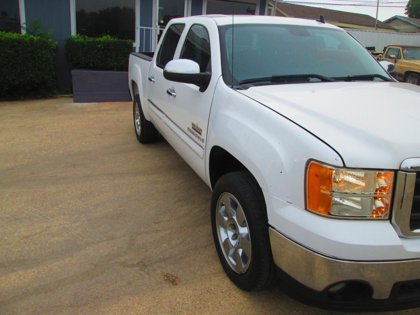 2009 WHITE GMC Sierra 1500 (3GTEC23J59G) , located at 1815 NE 28th St., Fort Worth, TX, 76106, (817) 625-6251, 32.795582, -97.333069 - Photo#2